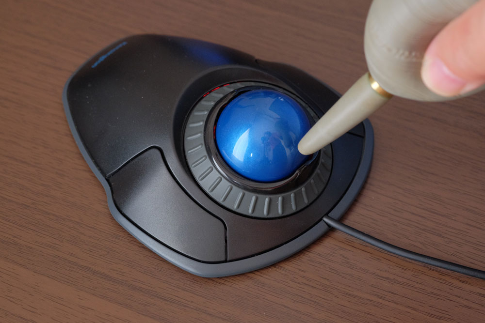 ブロアーでトラックボールの異物を取る