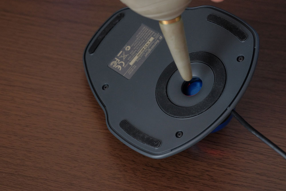 ブロアーでトラックボールの異物を取り除く