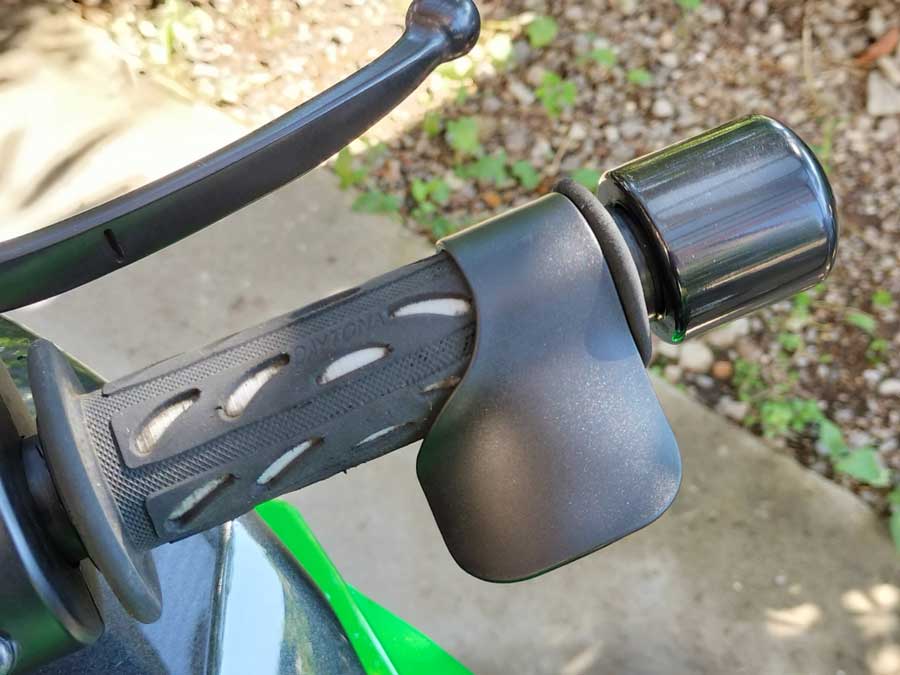 手首の疲れを軽減する「スロットルアシストグリップ」を使用した