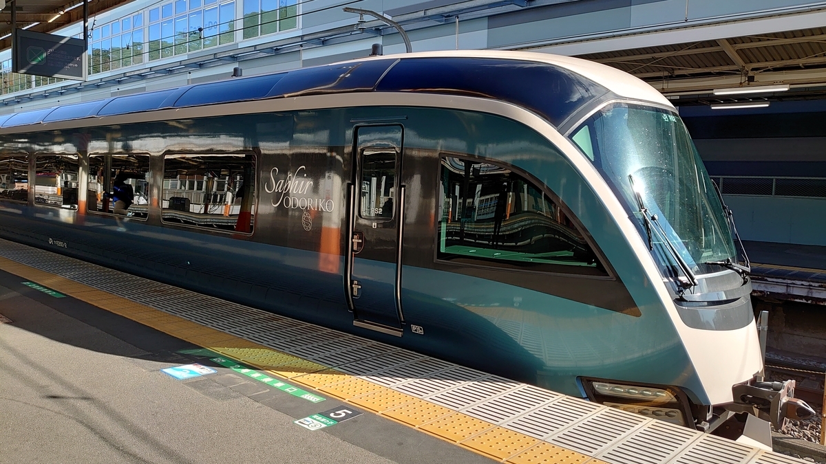 サフィール踊り子1号 E261系 外観 熱海駅