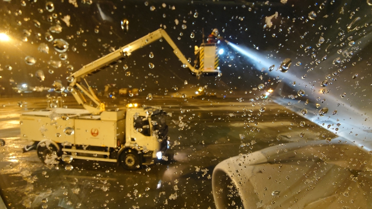 JAL178便 E170 除氷作業