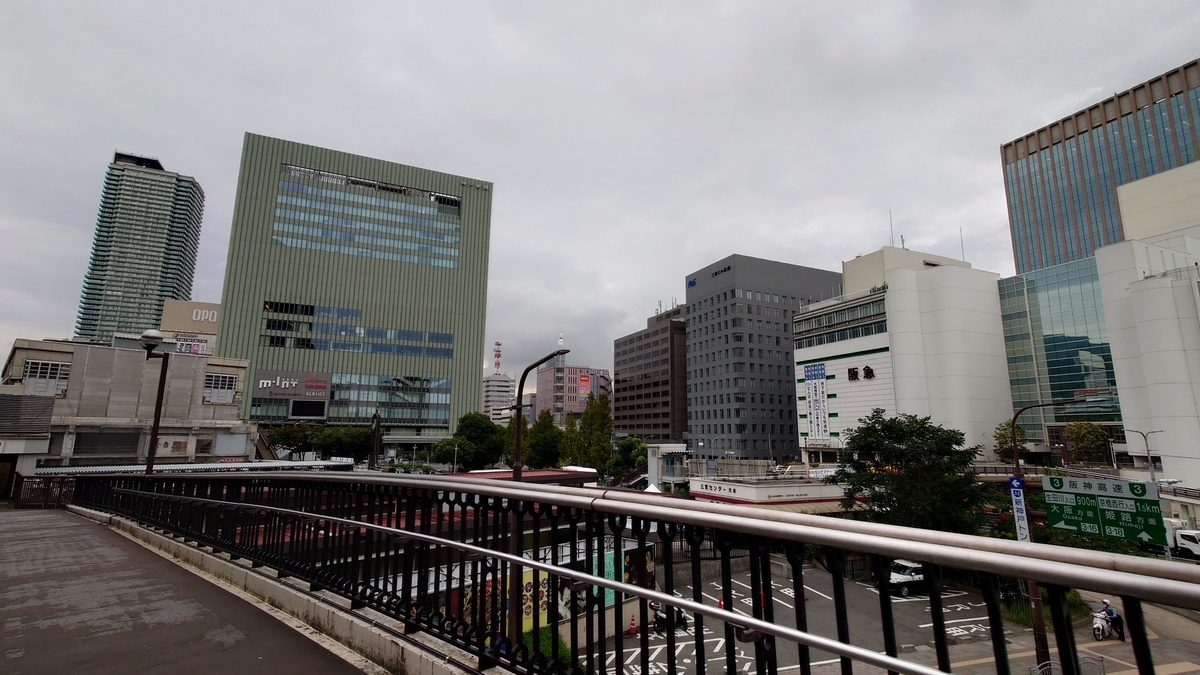 神戸三宮駅からポートライナー三宮駅 歩道