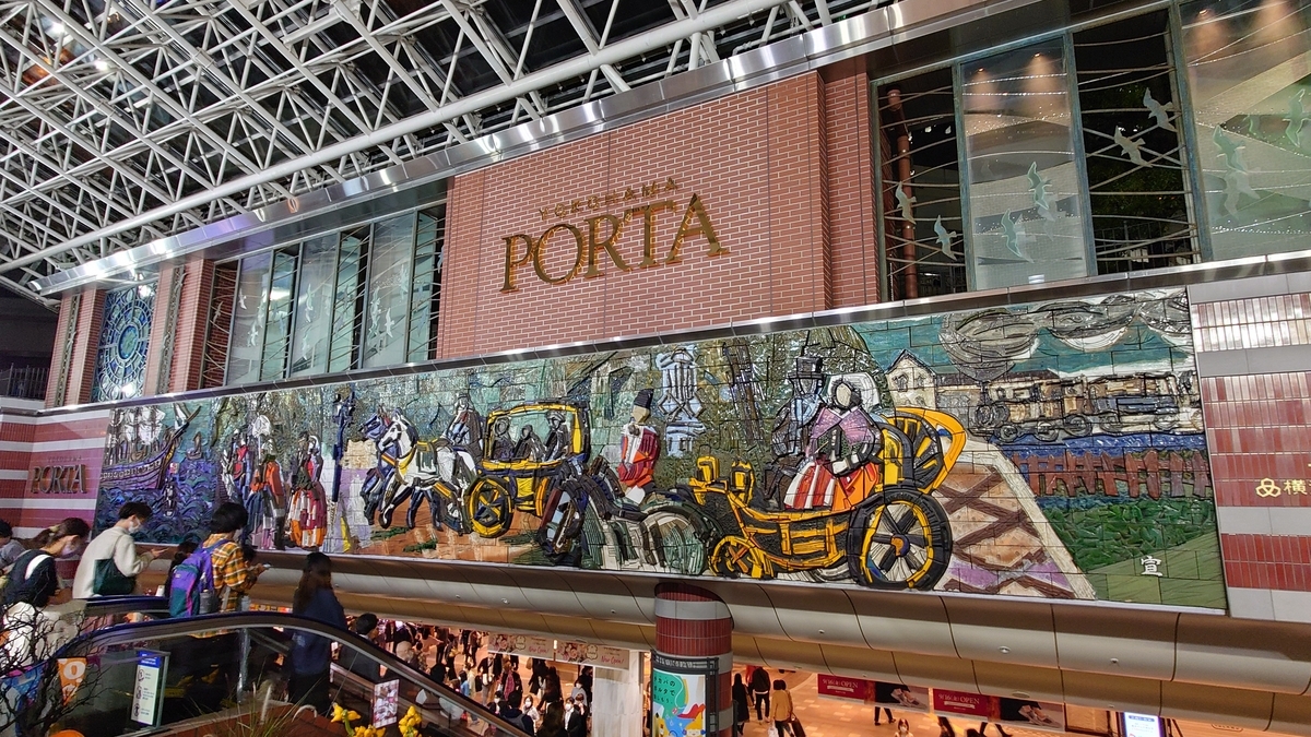 横浜駅東口 PORTAの壁画
