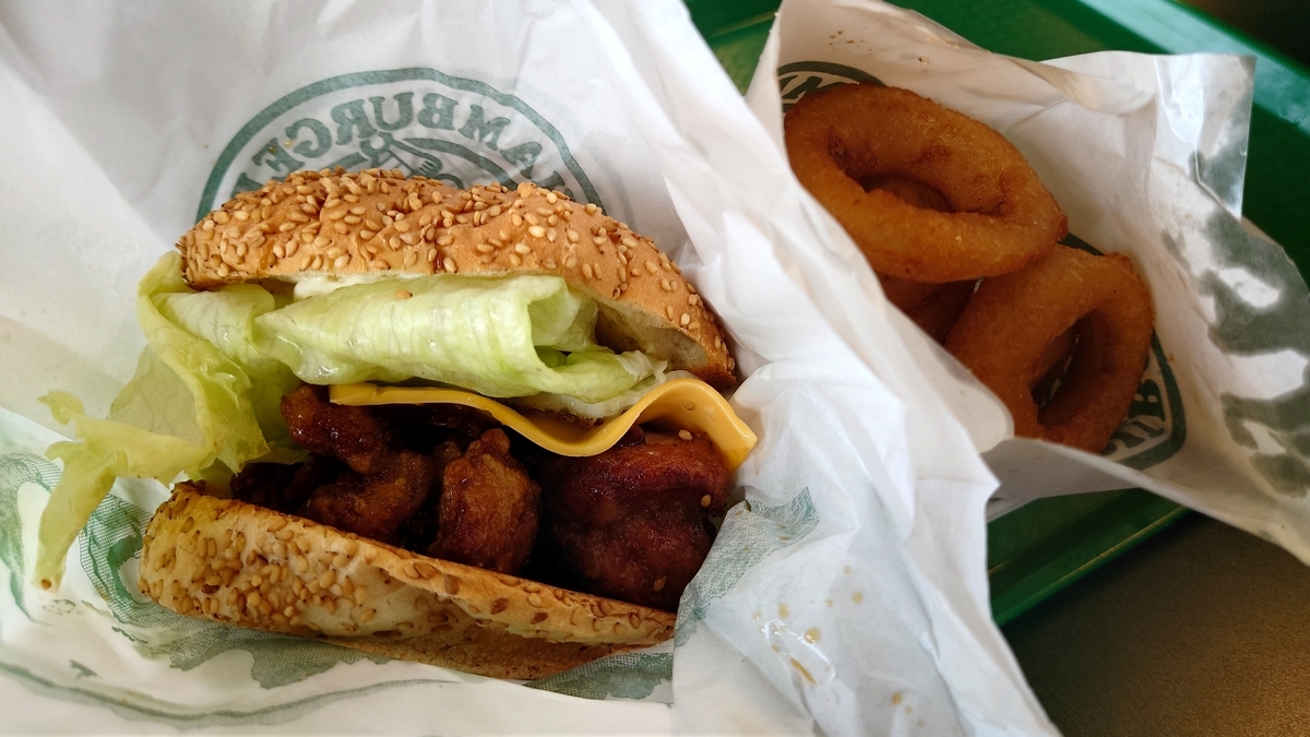ラッキーピエロ 函館駅前 ハンバーガーとオニオンリング