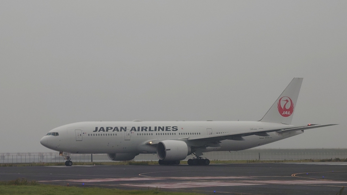 JAL201便 JALのB777−200ER C滑走路