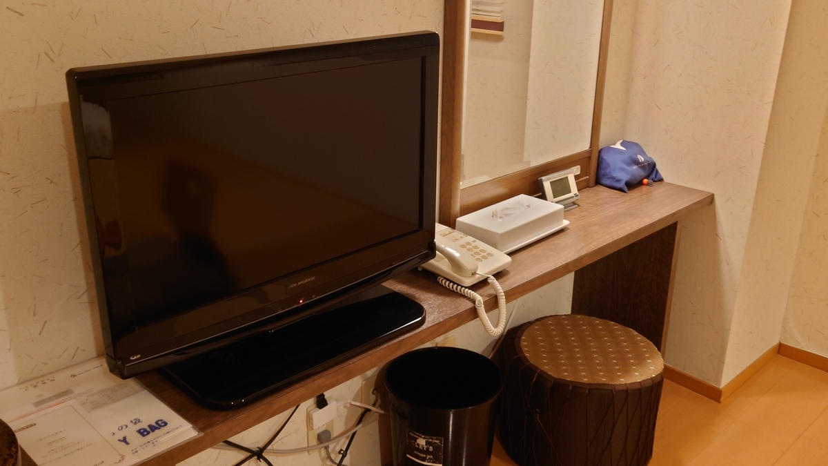 福島県会津若松市 ホテルニューパレス テレビと机