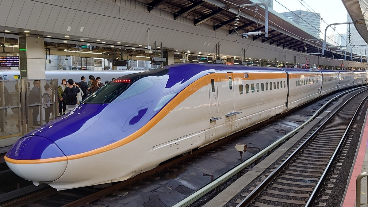 JR東京駅 つばさ号のE8系新幹線