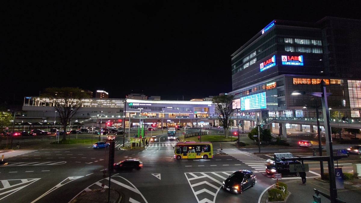 高崎駅東口バス停とヤマダ電機