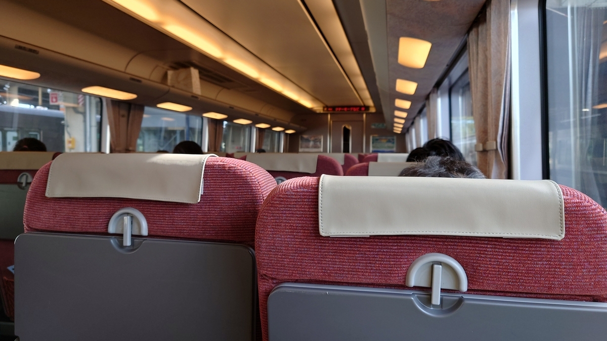 しらさぎ号の681系車内