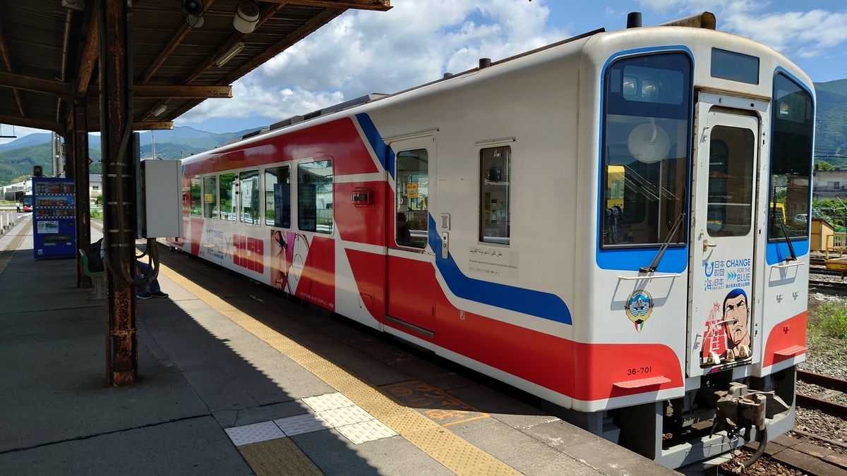 三陸鉄道盛駅のホームと車両