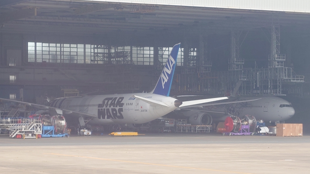 JAL584便 羽田空港のANA格納庫前