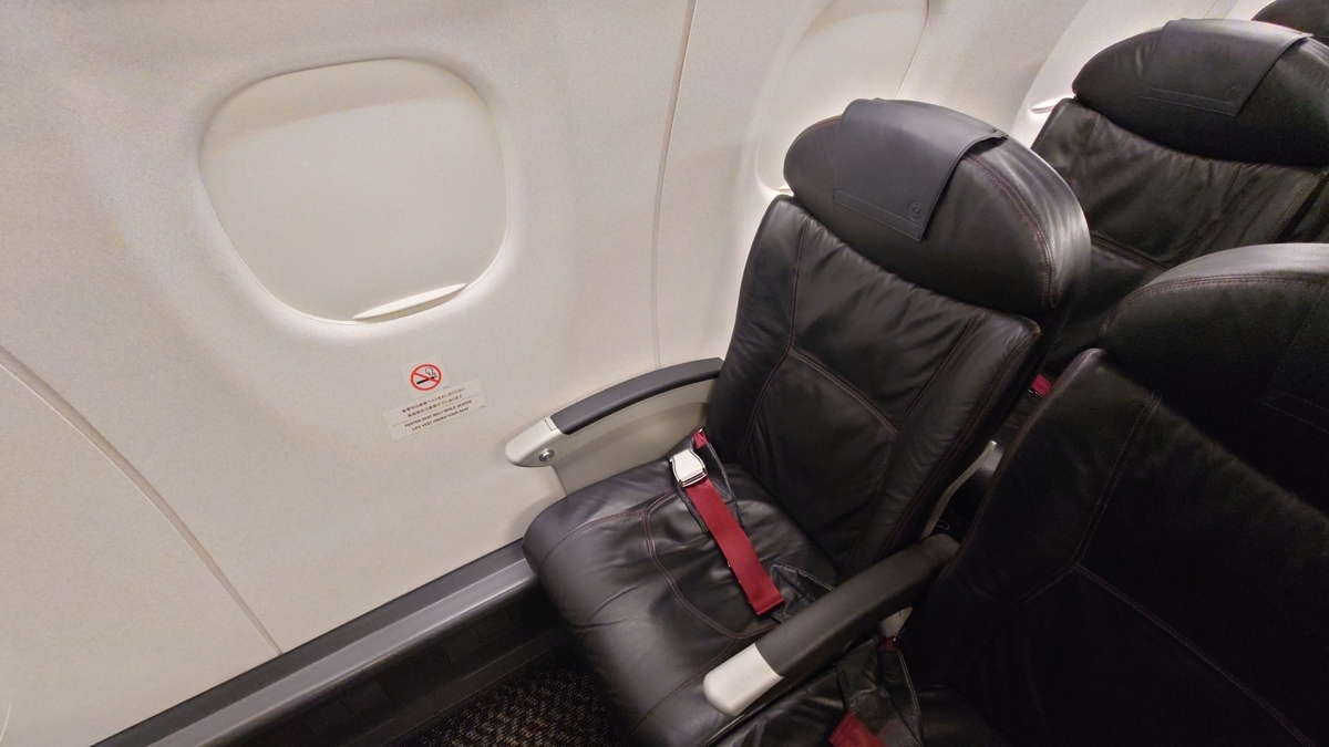 JAL2051便 E170型機のシート