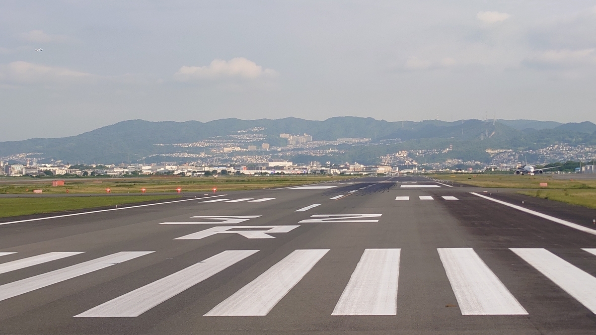 JAL2051便 伊丹空港の滑走路32R