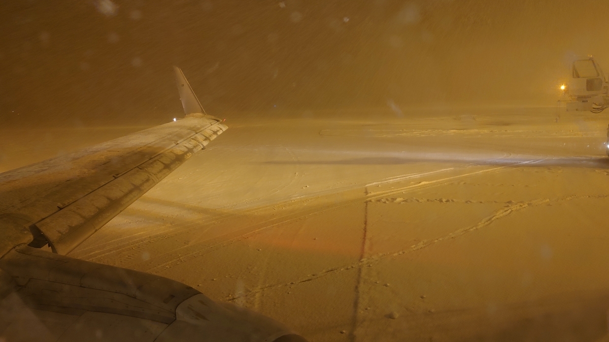 JAL2809便 青森空港の駐機場 大雪