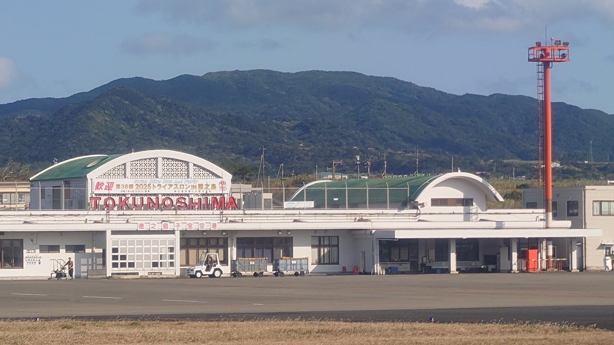 JAL3710便 徳之島空港の空港ターミナルビル