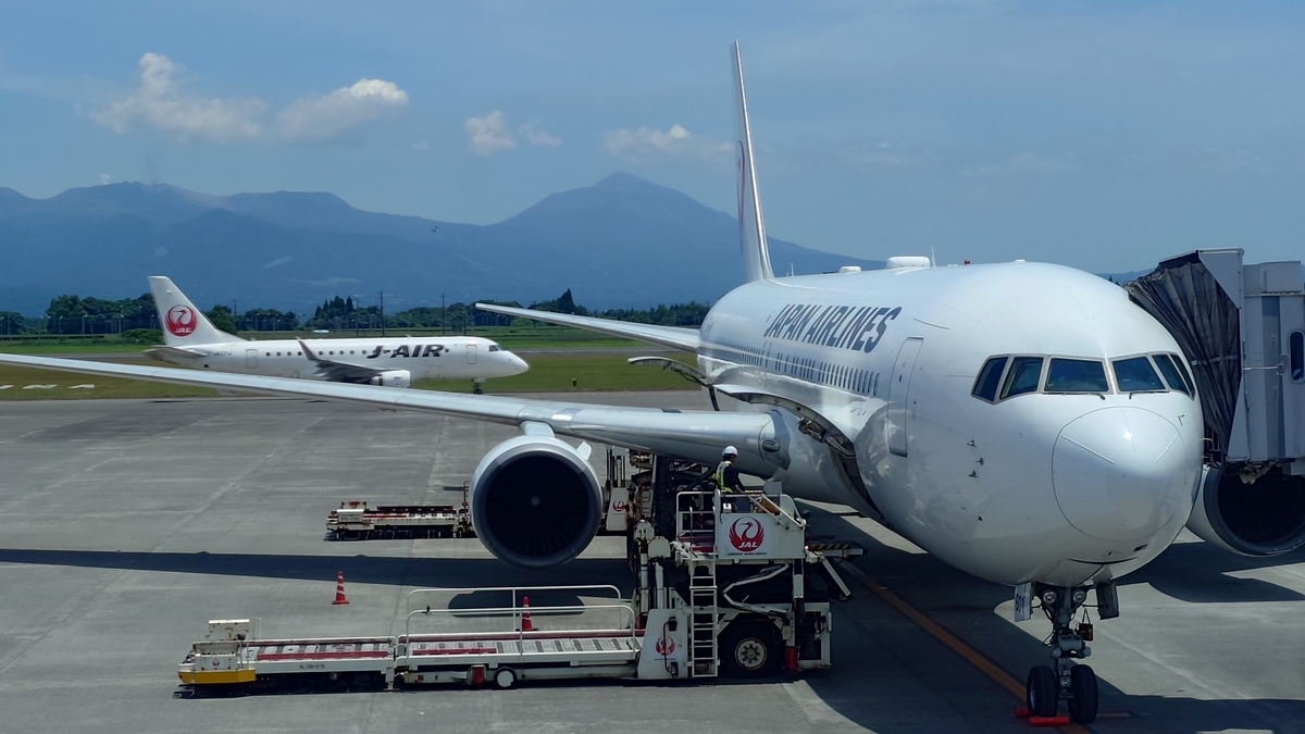 JAL645便 鹿児島空港の駐機場と新燃岳
