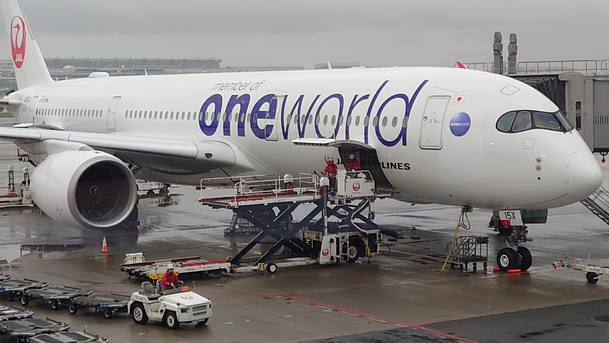 JAL303便 羽田空港T1とJALのA350-900型機