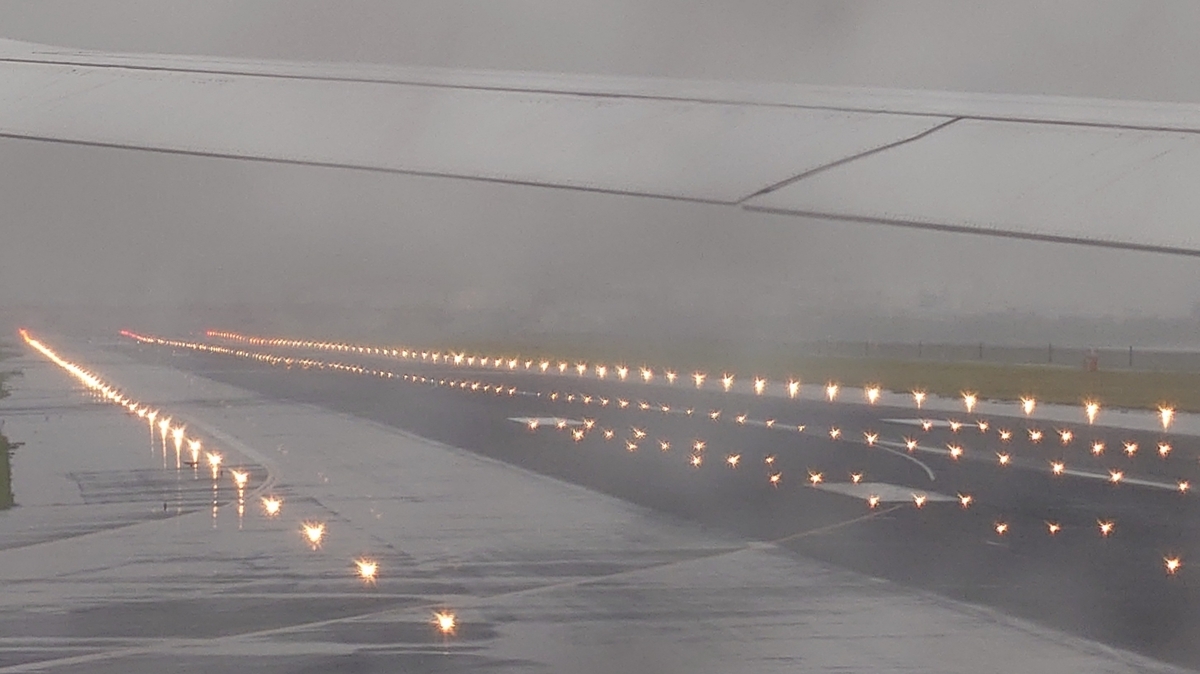 JAL303便 羽田空港のC滑走路