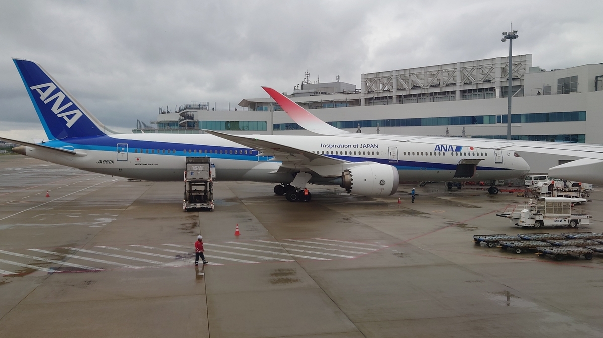 JAL303便 福岡空港の駐機場
