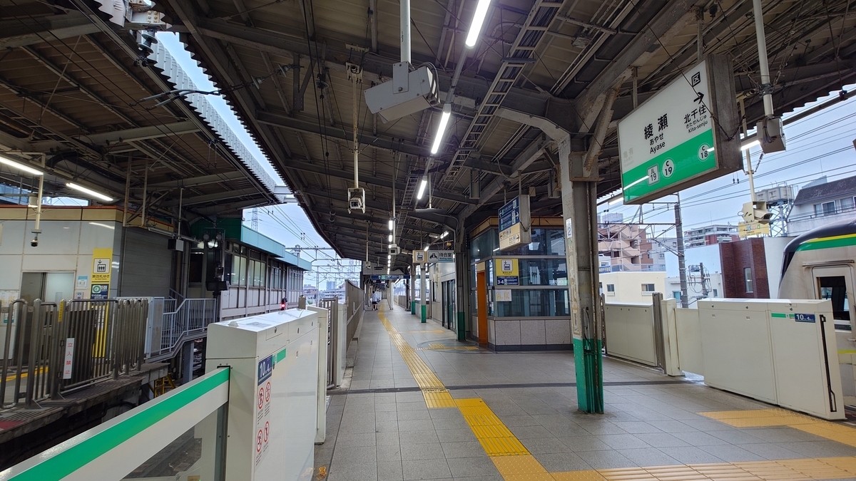 東京メトロ千代田線 綾瀬駅のホーム