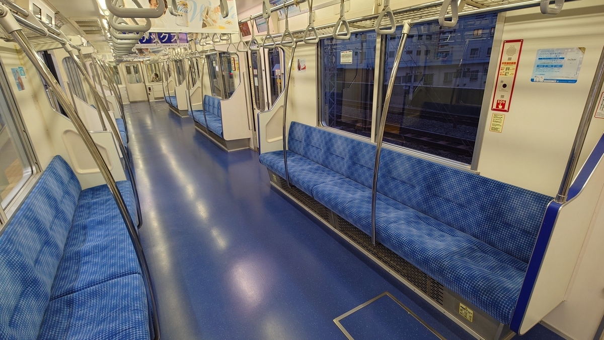 東京メトロ千代田線 綾瀬駅北綾瀬支線の車内