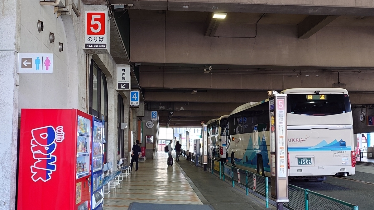 山交バスターミナル バス乗り場と山形-新潟線の車両