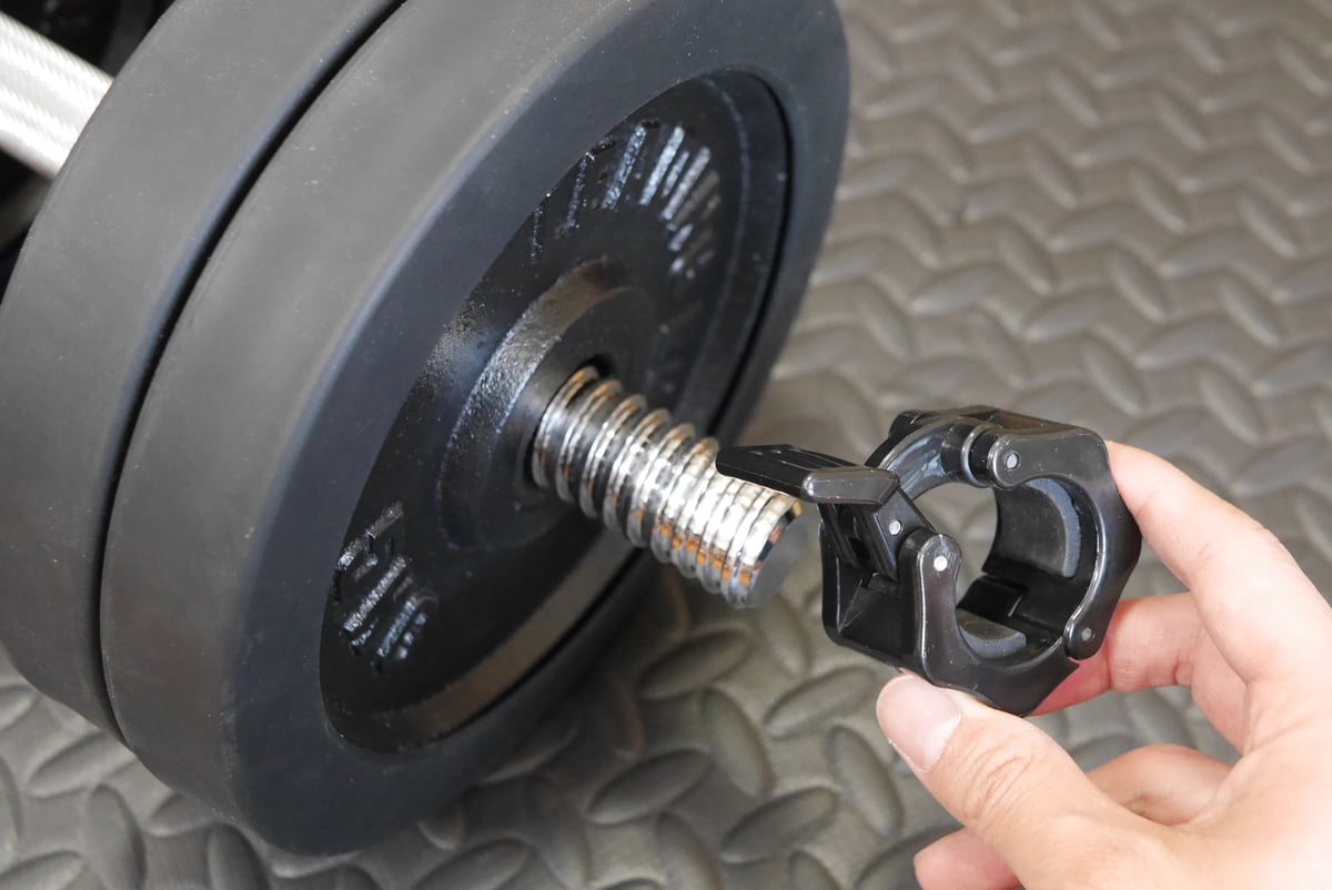 イージーカラーのレバーを立ててロック解除