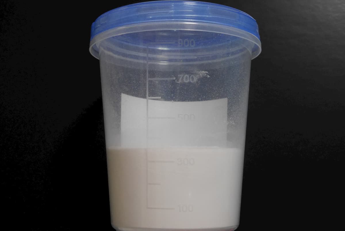 保存容器に移し替えたビターレモンの粉末