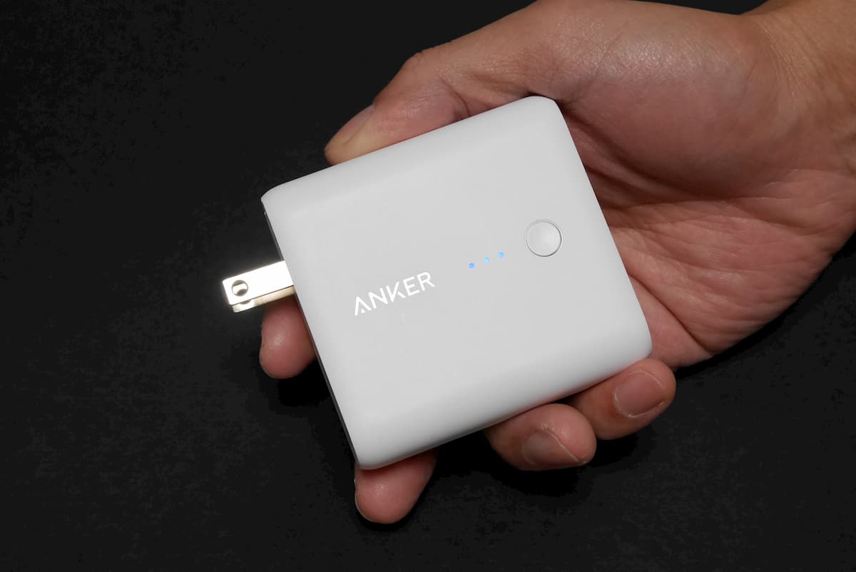 Anker Powercore Fusion 5000 を手に持った写真