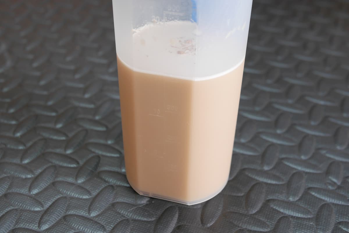 水に溶かしたImpact ホエイプロテイン ミルクティー