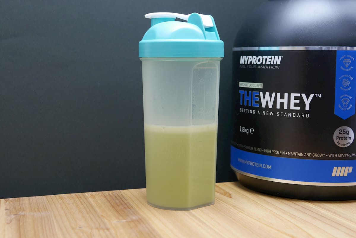 水に溶かした抹茶味のTHEホエイ