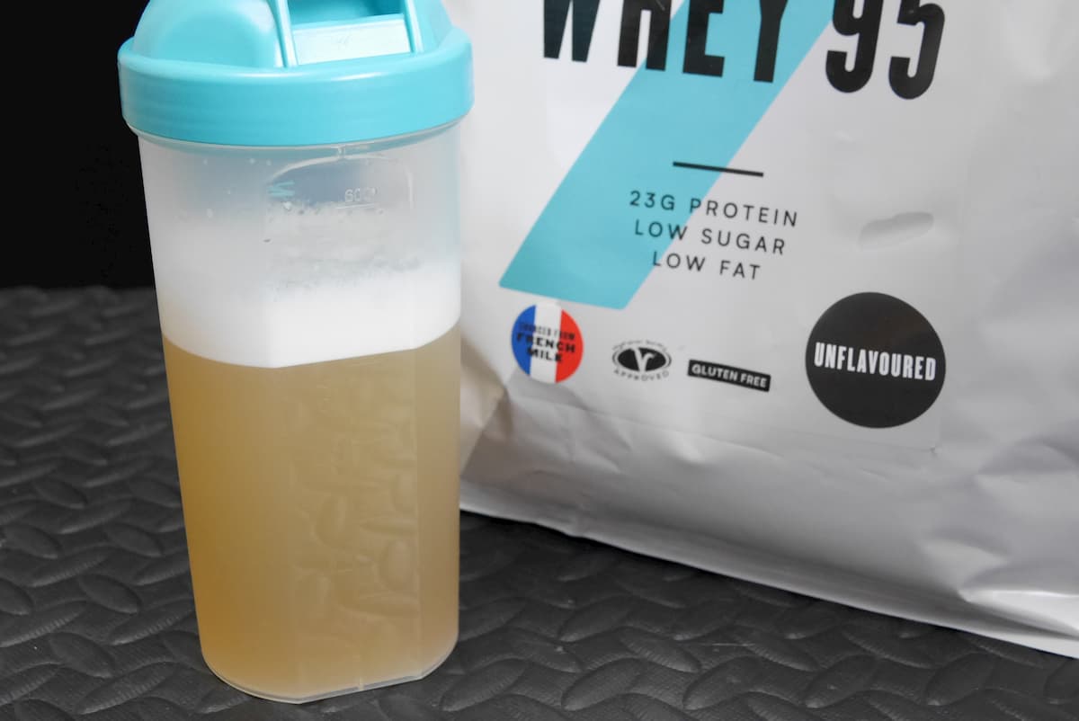 水に溶かしたネイティブホエイアイソレート