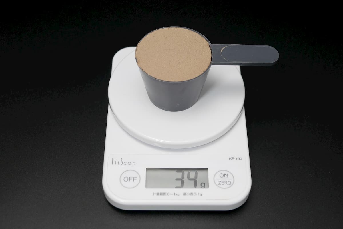 Impactホエイエリートは付属のスプーンすりきり1杯で約34g