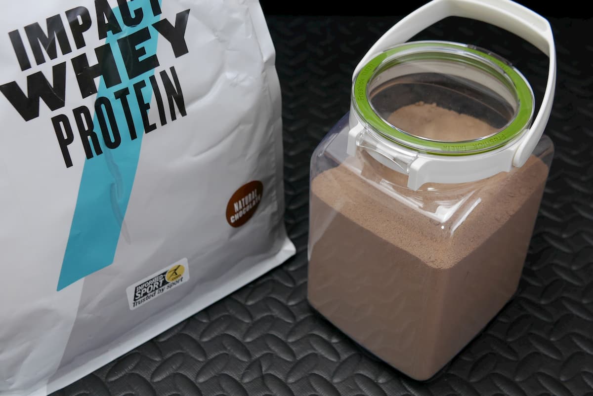 1kgのImpactホエイエリートをフレッシュロック2.7に入れた状態