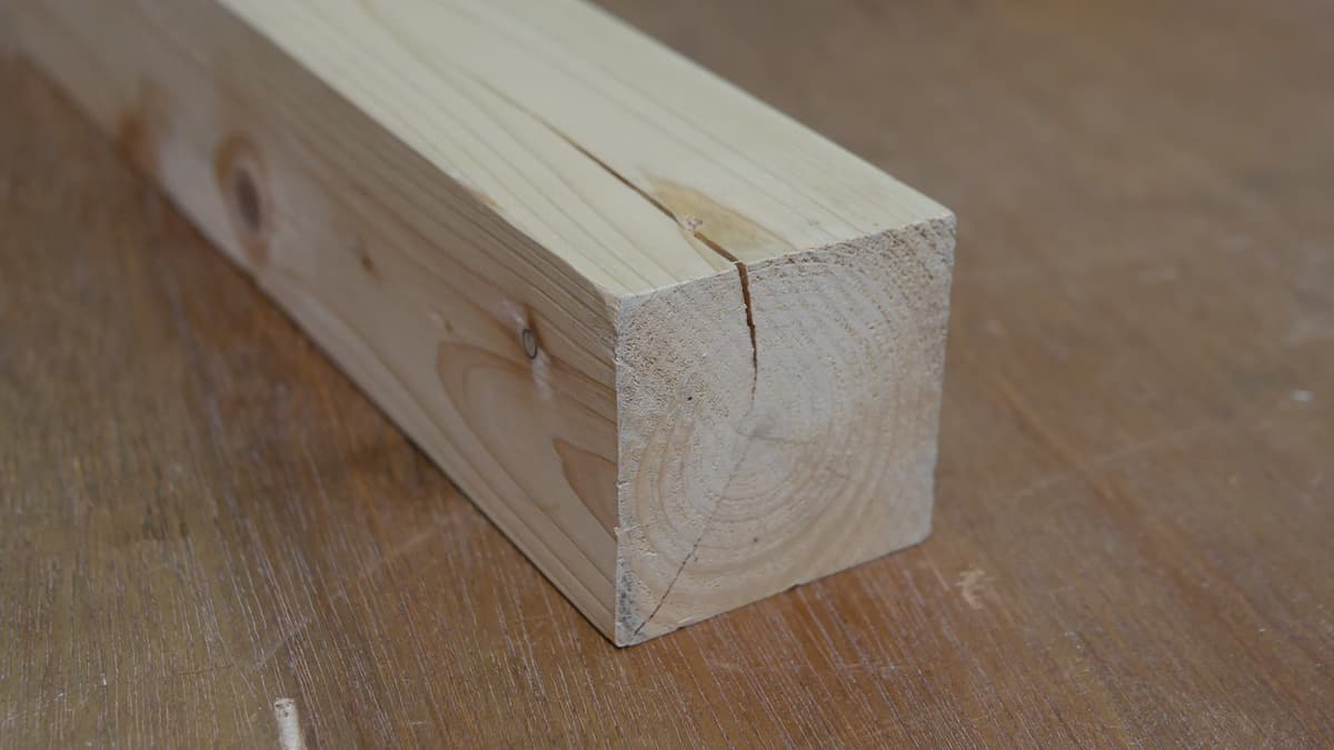 割れのある桧2寸角