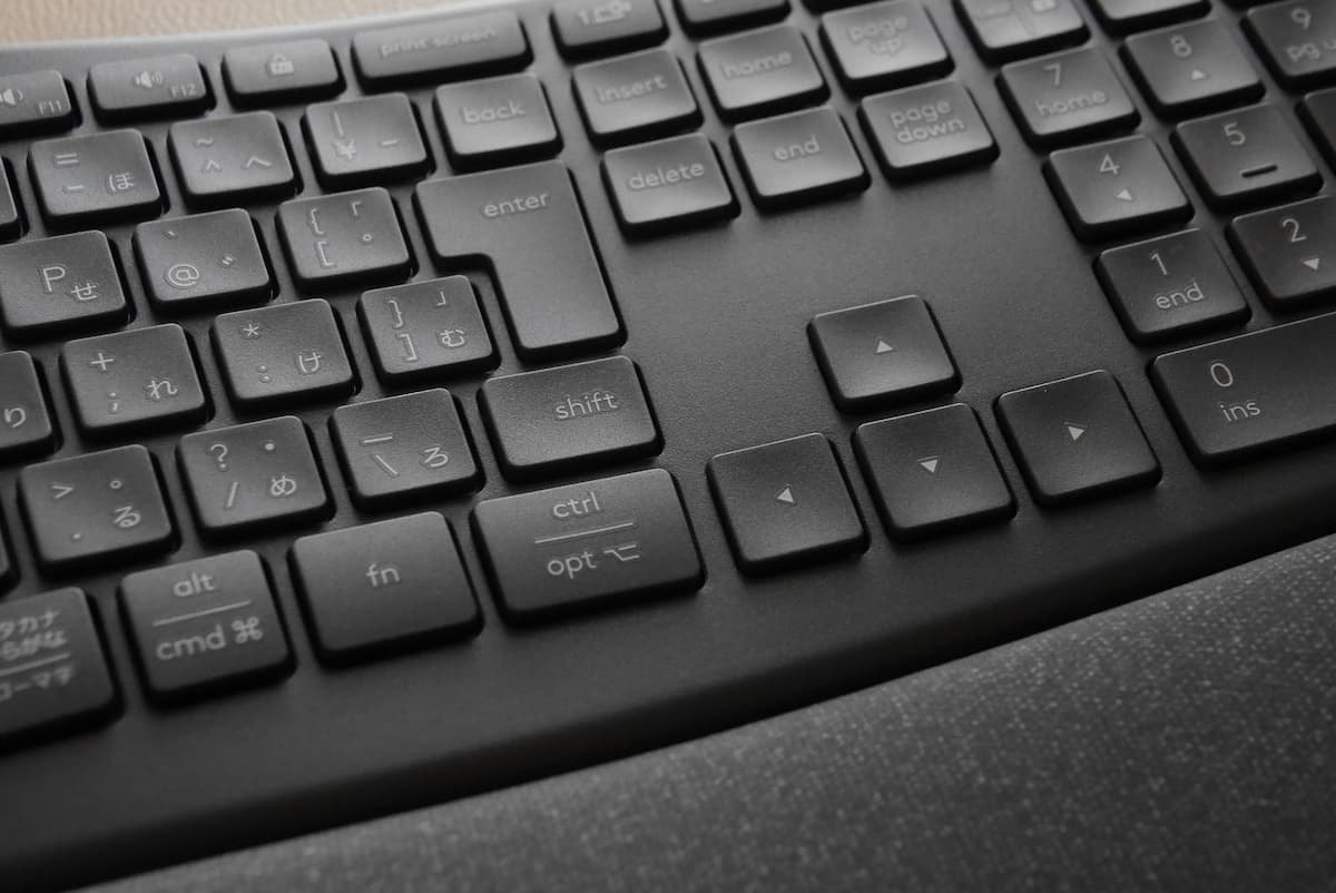 キートップがへこんでいる