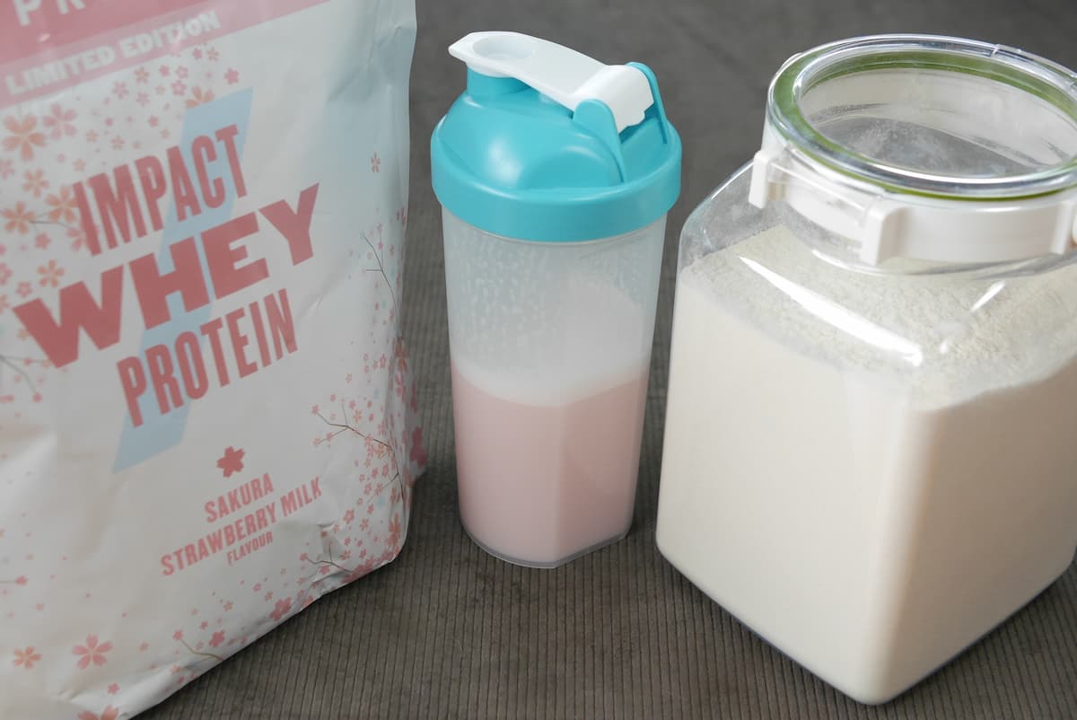 水に溶かした桜ストロベリーミルクとフレッシュロック2.7Lに入れた桜ストロベリーミルク