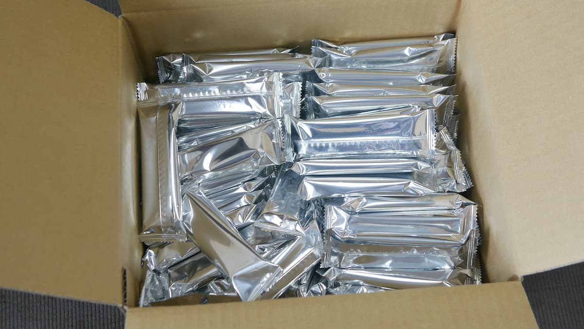 BASE LAB. プロテインバー ビターチョコ 100本入りのダンボール中身