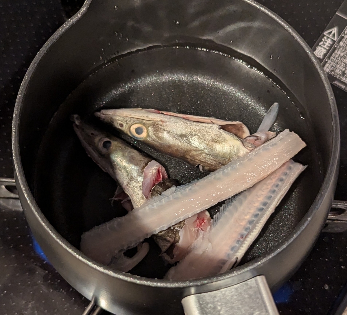 鱧のアラを火にかける