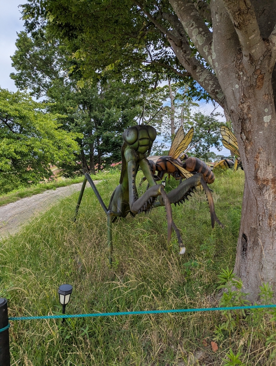 巨大カマキリのオブジェ