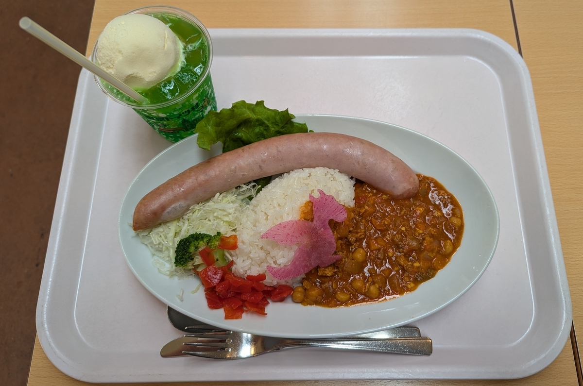 レッドドラゴンの肉盛りカレーとスライムのメロンソーダフロート