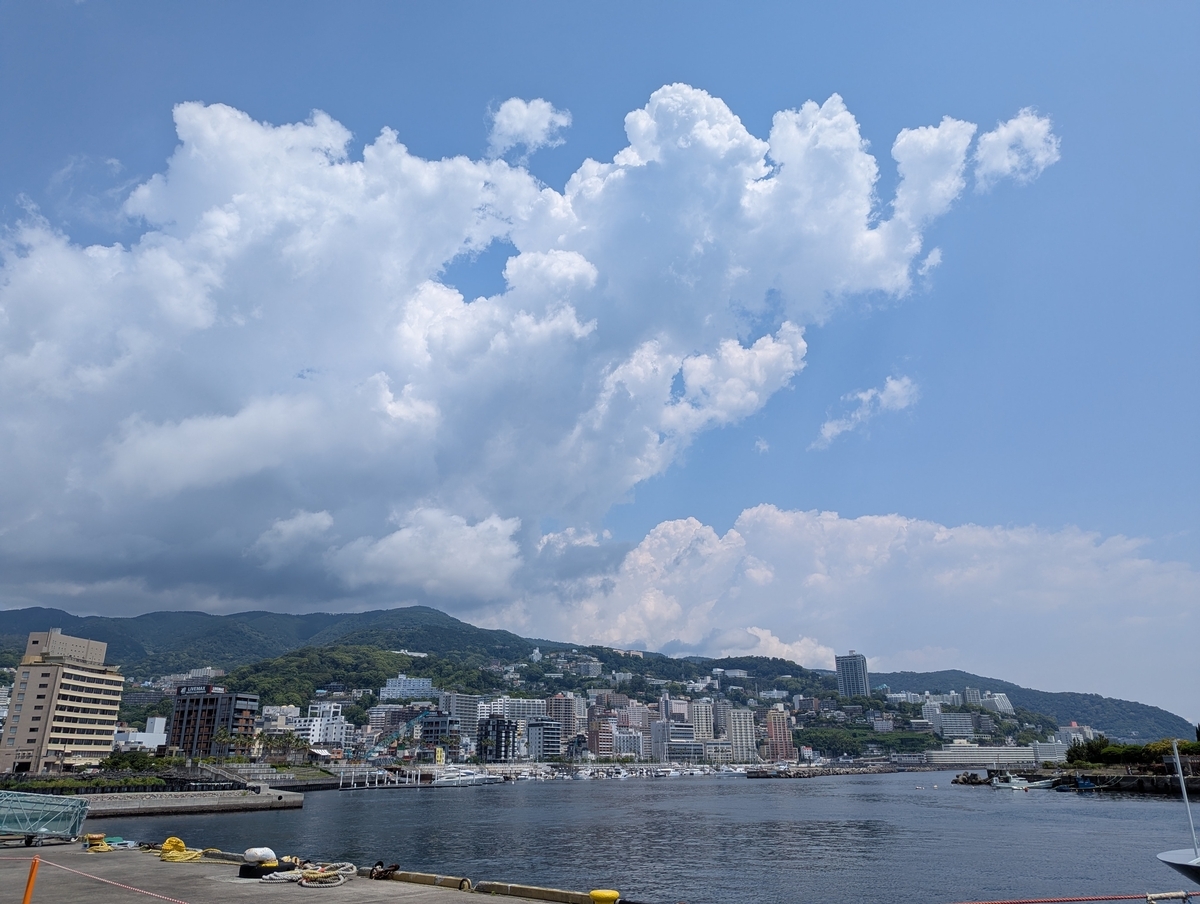 熱海港から