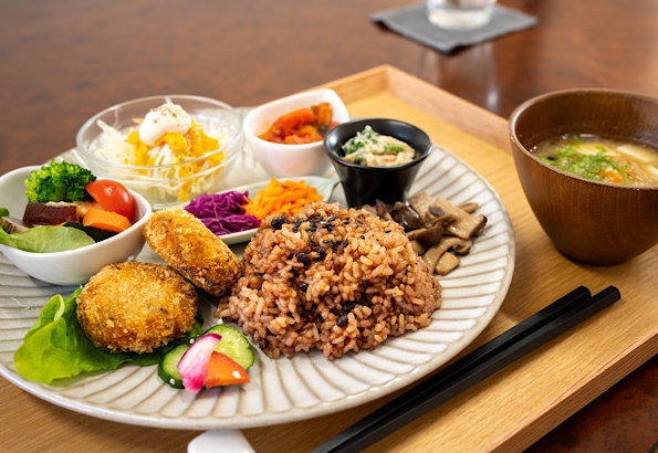 カフェ藁（わら）】長岡式酵素玄米定食をいただけるカフェ - 「hinata