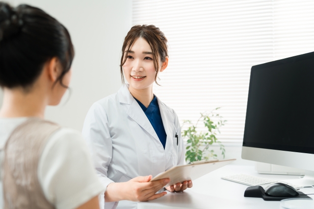 美容クリニックので女性医師に問診を受けている一般女性