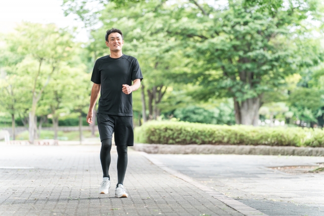 公園を散歩・ウォーキング・運動する男性