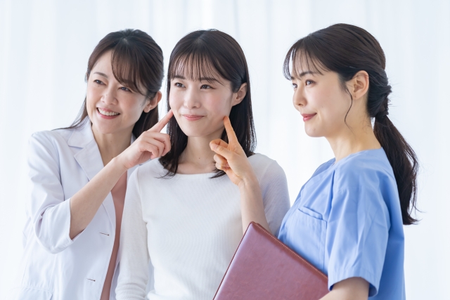 美容クリニックの医師と看護師と肌治療を終えた女性患者