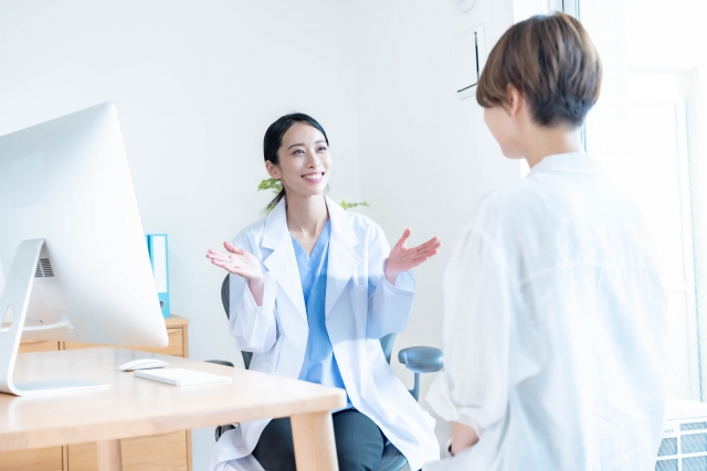 美容クリニックの女性医師がカウンセリング中の様子