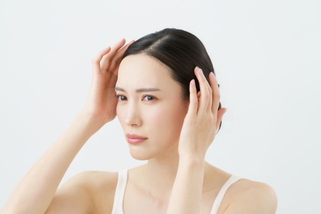 ヘアメイク中に髪の量が少なくなったと感じている美人女性