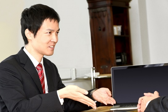 f:id:biz_rim:20200101001537j:plain 精力的な営業マン