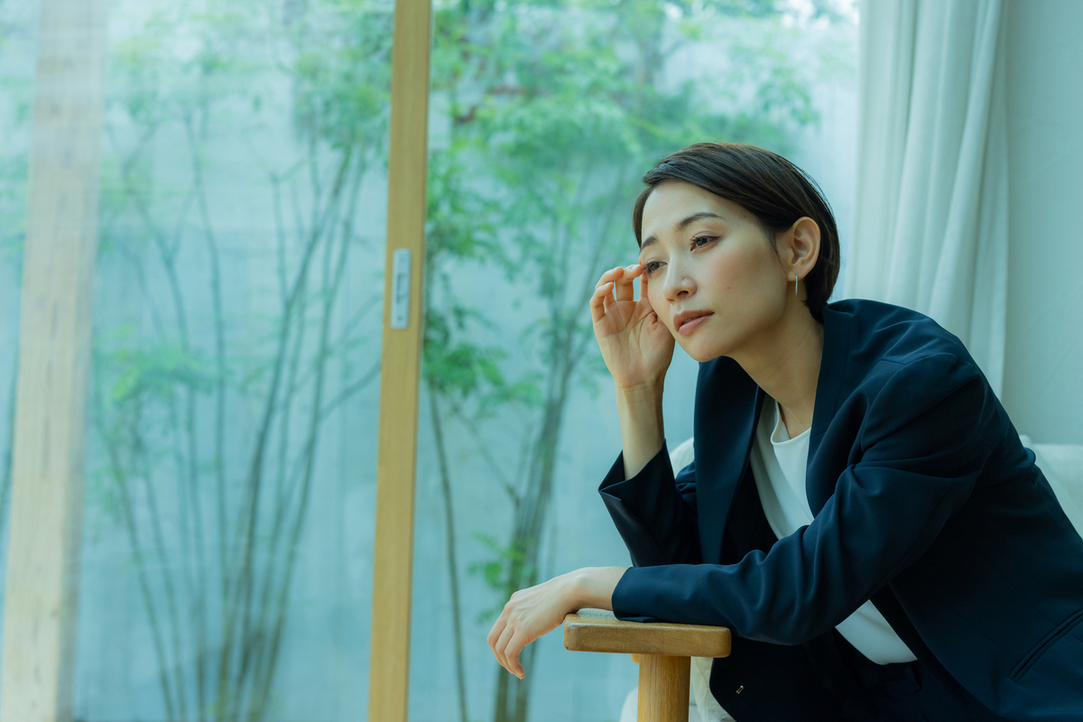 気象病の影響でだるそうにしている女性